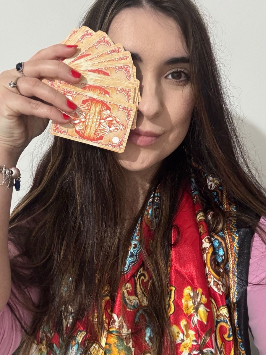 Babi, taróloga, segurando um leque de cartas